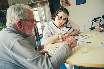 photo - personne âgée et soignant, EHPAD