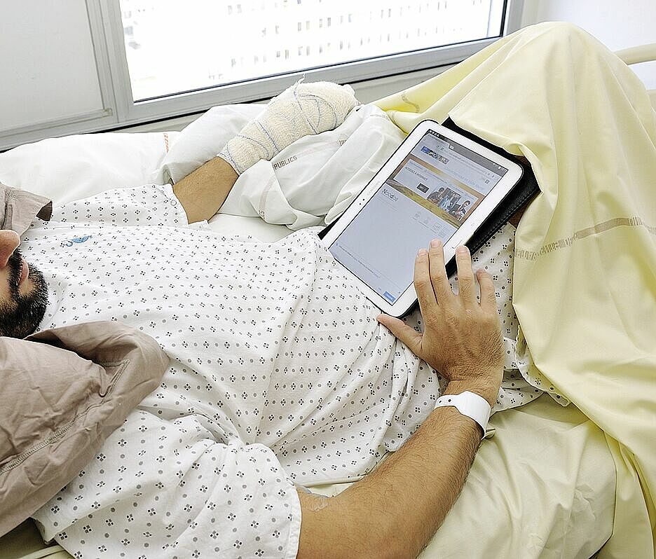 photo -patient avec tablette wifi