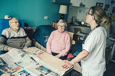 photo - personne âgée et soignants, EHPAD