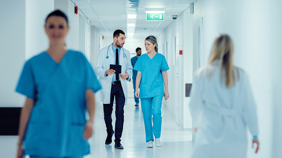 photo - couloir hôpital, médecin, soignant