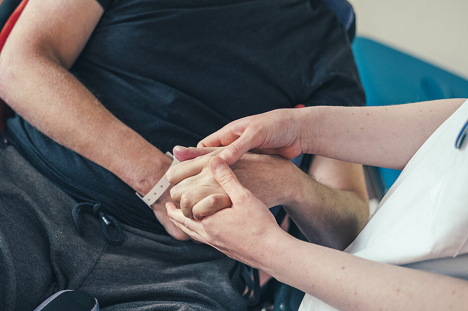 photo - soignant et patient, service Médecine physique et de réadaptation adulte (MPRA)