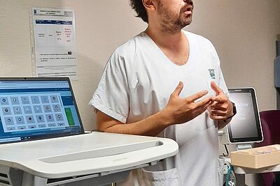 photo - Démonstration de la solution BoneView aux urgences par le Dr Ulysse Donval, médecin urgentiste