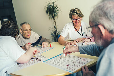 photo - personne âgée et soignants, EHPAD