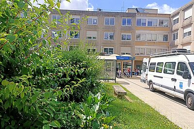 photo - Entrée de l'unité de soins de longue durée et du service de soins et réadaptation (USLD/SSR) La Tauvrais