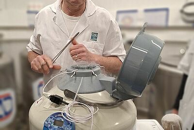 soignant devant une cuve de paillettes