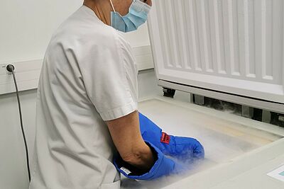 photo centre ressources biologiques (CRB Santé) - Déstockage d'échantillons à -150°C