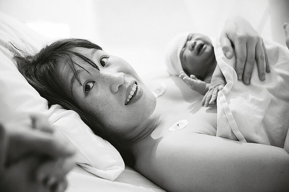 photo - femme et nouveau-né - Agrandir l'image (fenêtre modale)